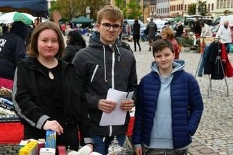 Flohmarkt bringt Geld in Abi-Kasse - Anna Eichler, Orlando Legolas Thanheiser und Nelly Haupt (v. l.) beim Flohmarkt. 