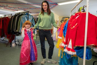 Flohmarkt des KCR in Rochlitz: Vierjährige findet ihr Prinzessinnenkleid - Yvonne Hartung und Tochter Ruby nahmen ein Prinzessinnenkleid mit nach Hause.