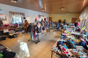 Flohmarkt für die ganze Familie in Dänkritz - Blick in den Verkaufsraum im Dänkritzer Vereinshaus zu einem der letzten Flohmärkte.
