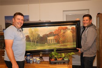 Flohmarkt im Erzgebirge: Erlös kommt Restaurierung einer Orgel zugute - Eine Rarität: Thomas Marschner (l.) übergibt Christian Loos einen „originalen Brückner“ von 1958 für den Flohmarkt.