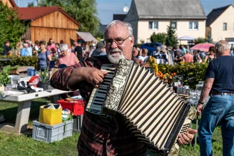 Flohmarkt in Noßwitz erwartet am Sonntag Gäste - Zahlreiche Besucher lockte der Flohmarkt in Noßwitz im Vorjahr an. Hier boten 40 Händler alles an, was man so auf einen Flohmarkt finden kann.
