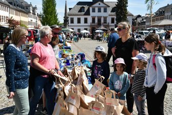 Flohmarkt in Rochlitz begeistert mit Vielfalt und kreativen Ständen -