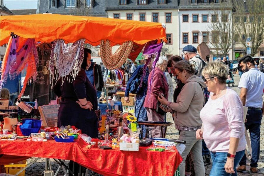 Flohmarkt in Rochlitz erweist sich als Besuchermagnet - Der Flohmarkt in Rochlitz war am Samstag den ganzen Tag über gut besucht. 