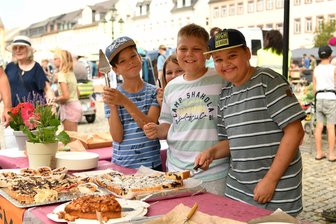 Flohmarkt in Rochlitz lockt Schnäppchenjäger an - Bei einem Kuchenbasar sammelten Schüler der Klasse 4c der Rochlitzer Grundschule Geld für die Abschlussfahrt.