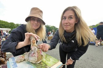 Flohmarkt in Zwickau: Ein Mekka für Schnäppchenjäger? - Ecaterina Ruicu (37) und Isabell Lorenz (34) sind aus Werdau gekommen.