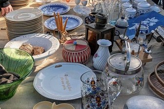 Flohmarkt in Zwickau: Tasse mit verfassungswidrigen Symbolen beschlagnahmt - Auf vielen Flohmärkten werden auch Tassen, Teller und andere Gefäße angeboten.