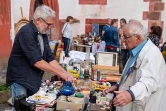 Flohmarkt und Weinabend auf Schloss Rochsburg - In den Gemäuern von Schloss Rochsburg wird am Sonntag Trödel angeboten.