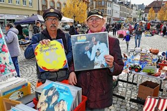 Flohmarkt vor dem Rathaus mit Raritäten -