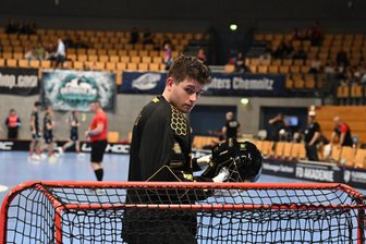 Floor Fighters Chemnitz vergeben die letzte Chance auf einen Titel - Floorfighers-Keeper Lukas Thieme musste am Samstag oft hinter sich greifen.