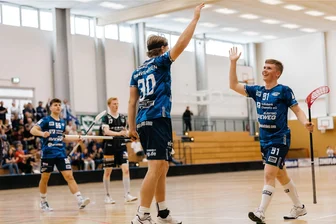 Floor Fighters: Die Leistungsträger kommen aus Finnland - Väino-Oskari Paavilainen (li.) und Olli Vikman im Torjubel. Beide zeigten beim 6:5-Heimsieg den DJK Holzbüttgen eine starke Leistung.