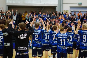 Floor Fighters feiern wichtigen Derbysieg vor Rekordkulisse - Party mit den Fans: Die Floor Fighters besiegten im Ostderby dem amtierenden Meister und Pokalsieger aus Weißenfels mit 8:5.