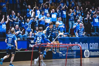 Floor Fighters im Halbfinale um die Deutsche Meisterschaft: Auf großen Jubel folgt eine Klatsche - Blauer Jubel vor der blauen Wand: Am Samstag lief es für die Floor Fighters noch nach Plan.