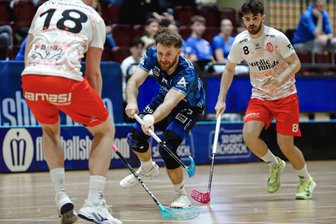 Floor Fighters: Traum von der Meisterschaft platzt schon im Viertelfinale - Magnus Ernst Scholz (M.) erzielte für die Chemnitzer beim Samstagsspiel den ersten Treffer.