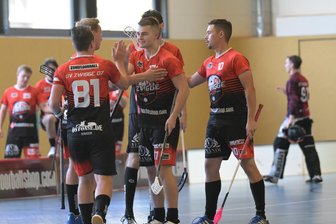 Floorball: UV Zwigge geht mit viel Euphorie in Richtung Meisterschaft - Der Zwickauer Luca Böhlmann (Mitte) hatte in der ersten Halbserie mit seiner Mannschaft viel zu feiern. Mit 21 Scorerpunkten (13 Tore/8 Vorlagen) ist er auf Platz 1 der Verbandsligarangliste.