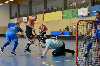 Floorball: UV Zwigge unterstreicht mit deutlichem Auftaktsieg seine Ambitionen - Michel Buchhardt (2. von links) traf beim Auftaktsieg des UV Zwigge einmal.