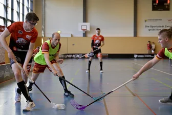 Floorball: UV Zwigge will sich mit mehr Entspanntheit zum Meister krönen - Der Zwickauer Lukas Art (links) beim 4:3-Halbfinalsieg über den USV TU Dresden II.