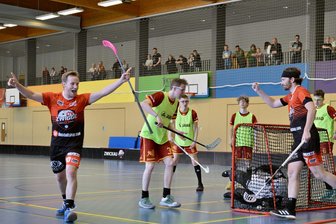 Floorball-Verbandsliga: UV Zwigge zieht nach Wechselbad der Gefühle gegen TU Dresden II ins Finale ein - Jonas Neumann (l.) vom UV Zwigge bejubelt seinen Treffer.
