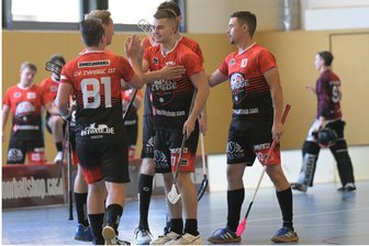 Floorball-Verbandsliga: Warum der Sieg des UV Zwigge gegen Magdeburg ein ganz besonderer war - Die Floorballer des UV Zwigge bejubeln einen hart erkämpften Sieg gegen Magdeburg. Luca Böhlmann (Mitte) war mit drei Toren und zwei Assists entscheidend am zweiten Saisonerfolg beteiligt.