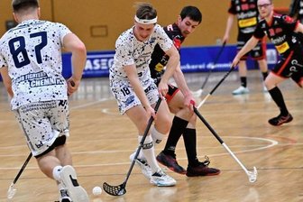 Floorballer kassieren zwei Niederlagen - Der Finne Olli Vikman (Mitte, helles Trikot) verstärkt ab sofort die Floor Fighters und machte bereits seinen ersten Treffer. 