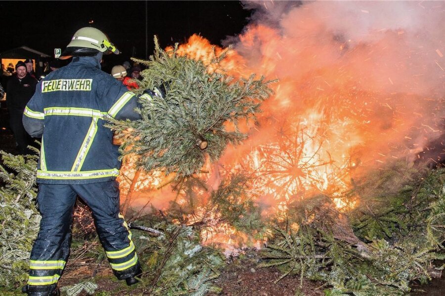 Floriansjünger sorgen in Rochlitz und Lunzenau selbst für Feuer - Bei früheren Veranstaltungen nach dem Jahreswechsel hatte der Feuerwehrverein zum Weihnachtsbaumverbrennen geladen. Am Samstag werden keine Bäume verbrannt, aber die Feuerwehr lädt zum Neujahrsgrillen. 