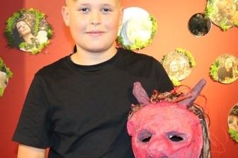 Florins kleiner Teufel begleitet die Wolkenkönigin - Florin Pitschmann macht beim Ferienkurs im Puppentheater neue Erfahrungen. 