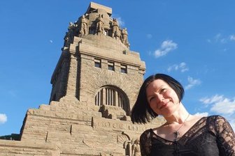Fan-Momente selber machen: Sandra "Zinnblume" Weber vorm Völkerschlachtdenkmal in Leipzig.