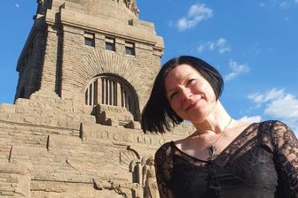 Floristin mietet Völkerschlachtdenkmal, um zwei ihrer gruftigen Lieblingsbands für sich auftreten zu lassen - Sandra Weber alias Zinnblume vor dem Völkerschlachtdenkmal