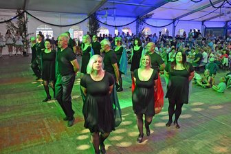Flott, frech, frivol: In Börnichen sind mitten im Sommer die Narren los - Ein Höhepunkt des Abends: die tanzenden Emanzen und der Elferrat.
