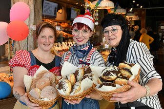 Flotte Bienen und Knister-Himbeeren: Für Mittelsachsens Pfannkuchenbäcker geht’s am Aschermittwoch erst richtig los - Jede Menge Pfannkuchen in verschiedenen Sorten gab es am Faschingsdienstag bei der Bäckerei Stölzel in Rochlitz.