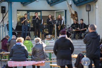 Flotte Dixielandmusik erklingt im Garten -