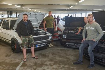 Flotte Fahrzeuge und fette Rhythmen: L8-Night in Schöneck hat begonnen - Ihre vier VW Golf haben gemeinsam fast 5000 PS unter der Haube: Die Bastler Mateusz Czajkowski, Mitveranstalter Steve Gregorius, Denny Wimmer und Tobias Schneider (von links). 