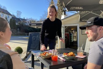 „Flotte Lotte“-Diner Netzschkau expandiert: Burger und Co soll’s bald in bester City-Lage in Reichenbach geben - Die Freisitz-Saison ist eröffnet: Sophie Szameitat bedient in der Netzschkauer Diner-Sonne die Stammkunden Kristin Appelt und Tim Schulz.