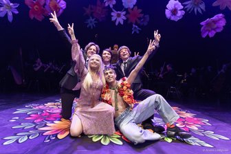 Flower Power zum Abschied: Der letzte Theaterball in Zwickau - Flair der 1960er-Jahre: Der Theaterball vereint Hippies und die Beatles auf der Bühne.