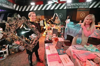 „Flowmarkt" im Club Zooma in Plauen: Stöbern mit Funkmusik - Anette Spazier (rechts) und Isabel Kein teilten sich im Tanztempel einen Stand. Die beiden lieben den besonderen Flow im Club.