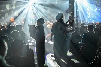 Fluch oder Segen? Wie eine KI in der Inszenierung „Chemnitz Moves“ die Kontrolle übernimmt - Die Jugendlichen von Don Bosco inszenierten das Stück in der gesamten Halle. Als Zuschauer saß man praktisch mitten auf der Bühne und wurde zum Teil des Stücks.