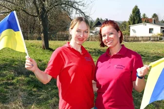 Flucht aufs Dorf: Trünziger betreuen Ukraine-Flüchtlinge - Oksana Faychuk aus der Ukraine (links) freut sich, mit ihrer Helferin Anouschka Kleber in einem Pflegedienst arbeiten zu können. Doch dafür muss eine Registrierung erfolgt sein - und das zieht sich hin.