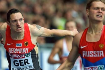 Flucht aus dem Hamsterrad - Kampf bis zum letzten Meter: Silvio Schirrmeister (links) wirft sich bei der Team-EM 2014 als Zweiter ins Ziel.
