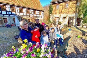 Flucht mit sieben Kindern endet in Unfall bei Siebenlehn: Familie aus der Ukraine erlebt Welle der Hilfsbereitschaft - Eine ukrainische Familie ist nach einem Unfall am 8. März auf der B 101 bei Siebenlehn auf dem Appenhof bei Klipphausen gelandet: Mutter Agnes (33), Vater Paul (45), ihre Töchter Alexandra (13), Viktoria (12), Elena (7), Aurora (3), Anastasia (3 Monate) und ihre Söhne Anton (10) und Michael (9).