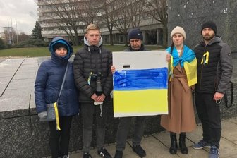 Flucht nach Chemnitz: "Wir hatten 15 Minuten zum Packen" - Vera Prokopyshyn, Sohn Nazar Nyzhnyk und Ehemann Ihor Nyzhnyk (von links) wohnen bei Viktoria Matsuta und Andriy Prokopyshyn.