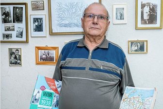 Joachim Hänsel (84) hat nur wenige alte Familienfotos, die wenigen, die es gibt, zieren bei ihm die Wand. Foto: Manuel Niemann