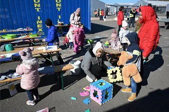 Flucht vor dem Krieg: Wie die Hilfe für ukrainische Vertriebene in Sachsen aussieht - Kinder spielen in einer Aufnahmeeinrichtung für Geflüchtete aus der Ukraine in Leipzig. Sachsen will binnen kurzer Zeit tausende Plätze zur Unterbringung ukrainischer Flüchtlinge schaffen. Ziel ist es aber, sie so schnell wie möglich auf die Kommunen aufzuteilen. 