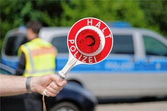 Flucht vor der Polizei: Mann (31) unter Drogen springt aus rollendem Auto - Die Polizei musste die Verfolgung aufnehmen, nachdem sich der Fahrer einer Kontrolle widersetzte.