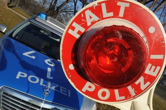 Flucht vor Kontrolle: BMW-Fahrer rast auf Polizisten zu und streift Fußgängerin -
