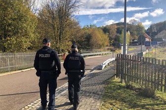 Flüchtlinge bei Frauenstein aufgegriffen: „Ich habe meine Kinder seit zehn Jahren nicht mehr gesehen“ - Eine Streife der Bundespolizei am Morgen des 25. Oktober am Grenzübergang in Deutschgeorgenthal. Schleuser weichen zunehmend auf diesen kleinen Grenzübergang aus, seit andernorts, etwa ein Reitzenhain, mehr kontrolliert wird.