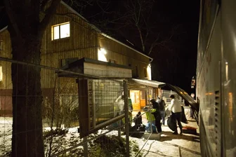 Flüchtlinge beziehen Notunterkunft -