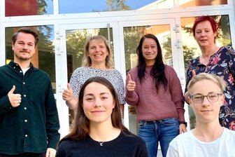 Flüchtlinge erhalten dank Spendenlauf besondere Hilfe - Natalie Kaufmann und (vorn links) Willy Welsandt (vorn rechts) gehörten beim Spendenlauf des Zwönitzer Gymnasiums zu den fleißigsten "Rundendrehern". Über das erlaufene Geld freuten sich Moritz Meinel von der Diakonie, Schulleiterin Anette Weise, Sportlehrerin Patricia Viehweger und Katrin Mulcahy (hinten von links) vom Schulförderverein.