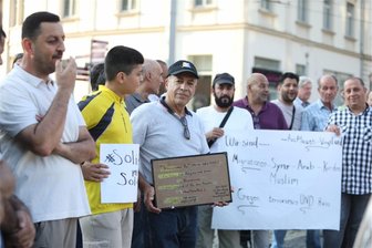 Flüchtlinge gedenken in Plauen der Terror-Opfer von Solingen - Flüchtlinge gedenken in Plauen der Terroropfer von Solingen: Ein Großteil der Kundgebungsteilnehmer waren Muslime aus Syrien.