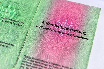 Flüchtlinge im Erzgebirge: Landrat wirft Bundesregierung Verantwortungslosigkeit vor - Mit einer solchen Aufenthaltsgestattung weisen sich Flüchtlinge aus, die Asyl beantragt haben.