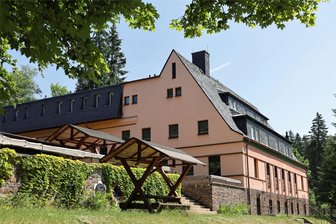Flüchtlinge im Erzgebirge: Warum fehlen Plätze, obwohl Wohnungen leer stehen? - Noch im Dezember soll die neue Gemeinschaftsunterkunft für rund 100 Geflüchtete in der ehemaligen Reha-Fachklinik in Grünhain in Betrieb gehen. Das neue Asylheim sowie 50 zusätzlich bereitgestellte Wohnungen sind in den alarmierenden Zahlen des Landkreises schon mit eingerechnet.