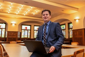 Flüchtlinge in Penig: Pragmatische Lösungen sind gefragt im Landkreis Mittelsachsen - André Wolf (CDU), Bürgermeister von Penig im Ratssaal der Stadt, sucht nach einer pragmatischen Lösung.